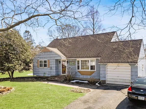 8 Beverly Ln, East Moriches, NY 11940