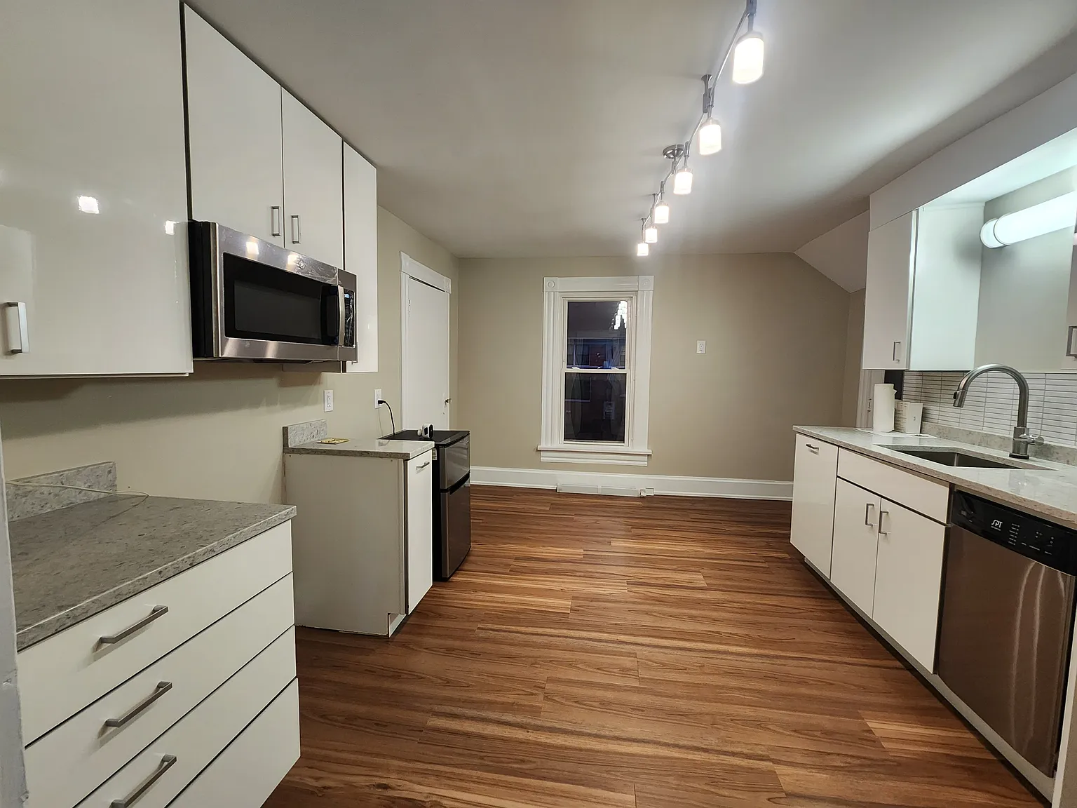 2 bed, 850 sqft, $1,300 — Photo 2