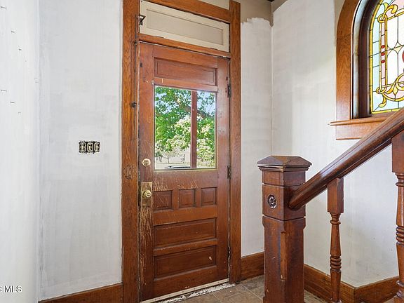 5th image of 309 W Broadway St