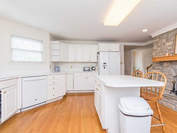 4th image of 685 Winter Hill Ln