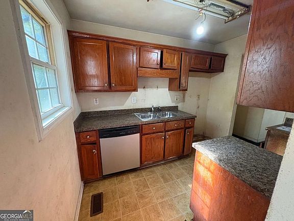 2nd image of 2475 Bouldercliff Way SE
