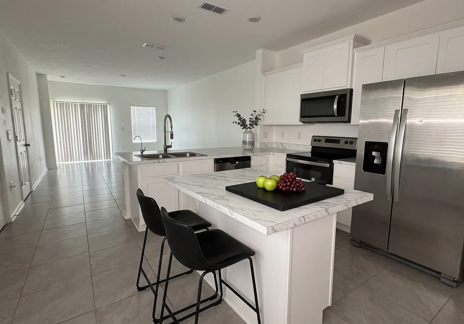 Spacious 2 Bed, 2.5 Bath Townhome with Attached Garage. Move In Ready! — Photo 3