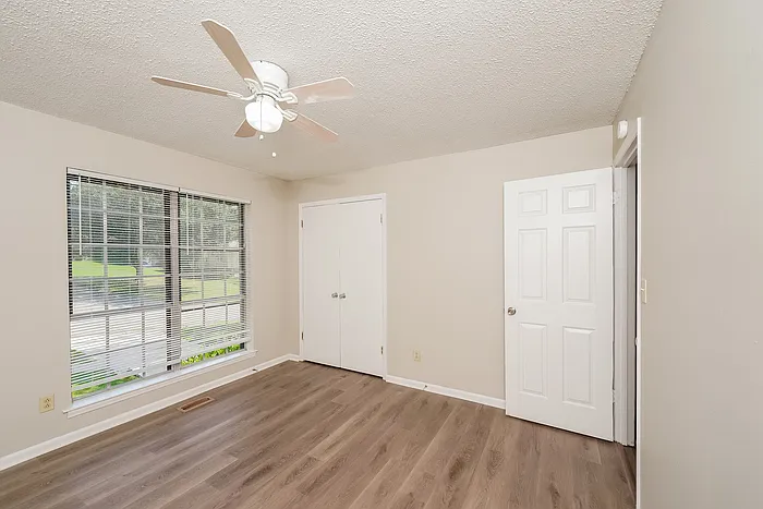 611 Ashwood Ln — Photo 8