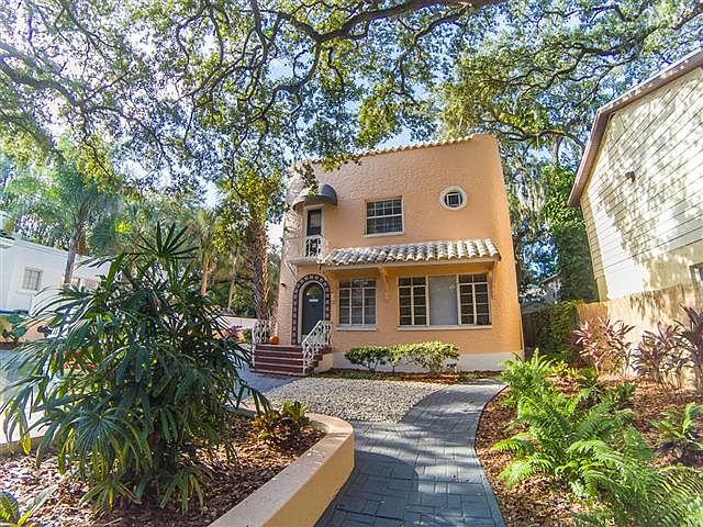 Gorgeous mature Florida landscaping