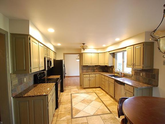 5th image of 473 Greenmont Dr