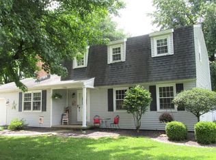 1200 N Locust St, Flora, IL 62839