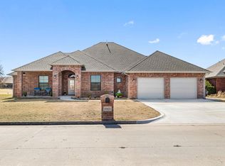11621 Royal Coach Dr, Yukon, OK 73099