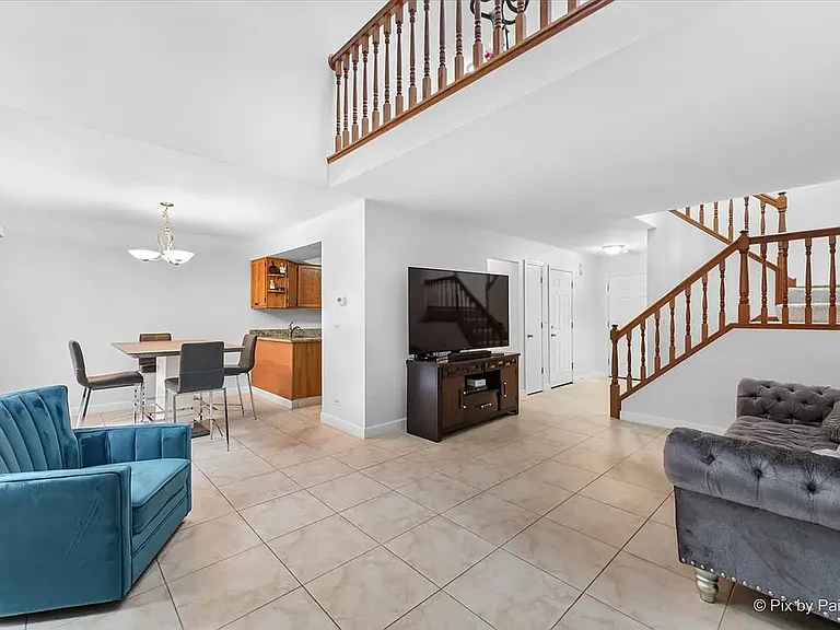 650 Hillview Ct — Photo 9