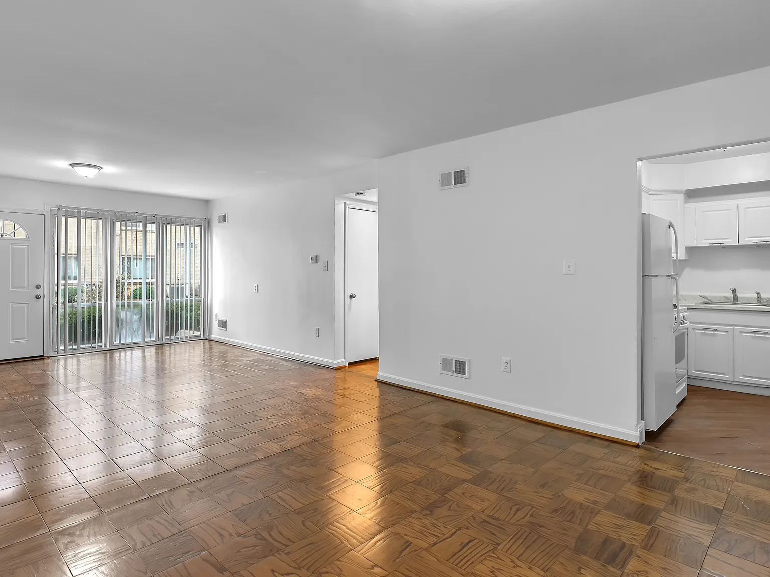 3 bed, 1.5 bath, 1129 sqft, $1,975 — Photo 4