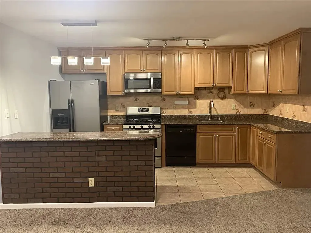 Building Photo - 20 Whitman Ave #1
