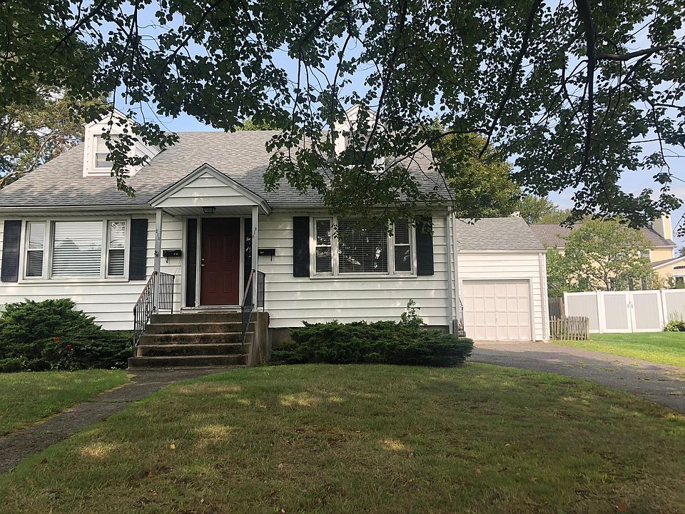216 Country Rd is a half-duplex style rental in the University area of Fairfield
