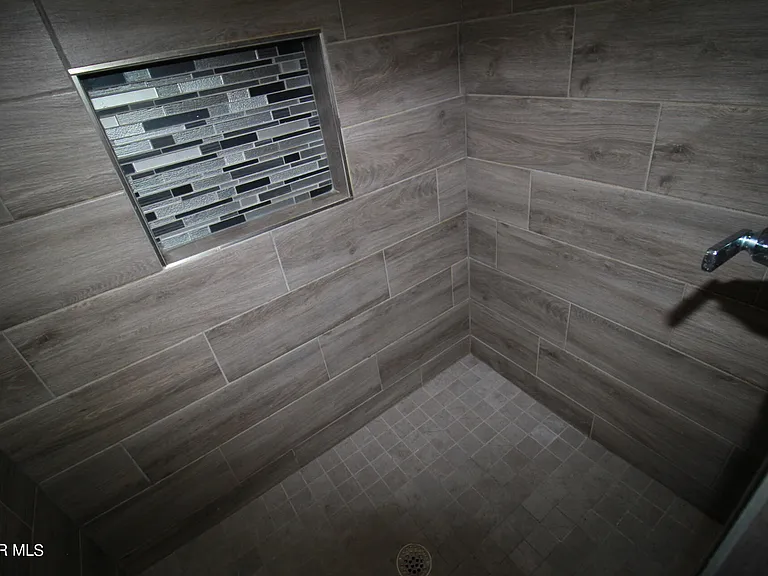 620 Adrian Arellano St W — Photo 41