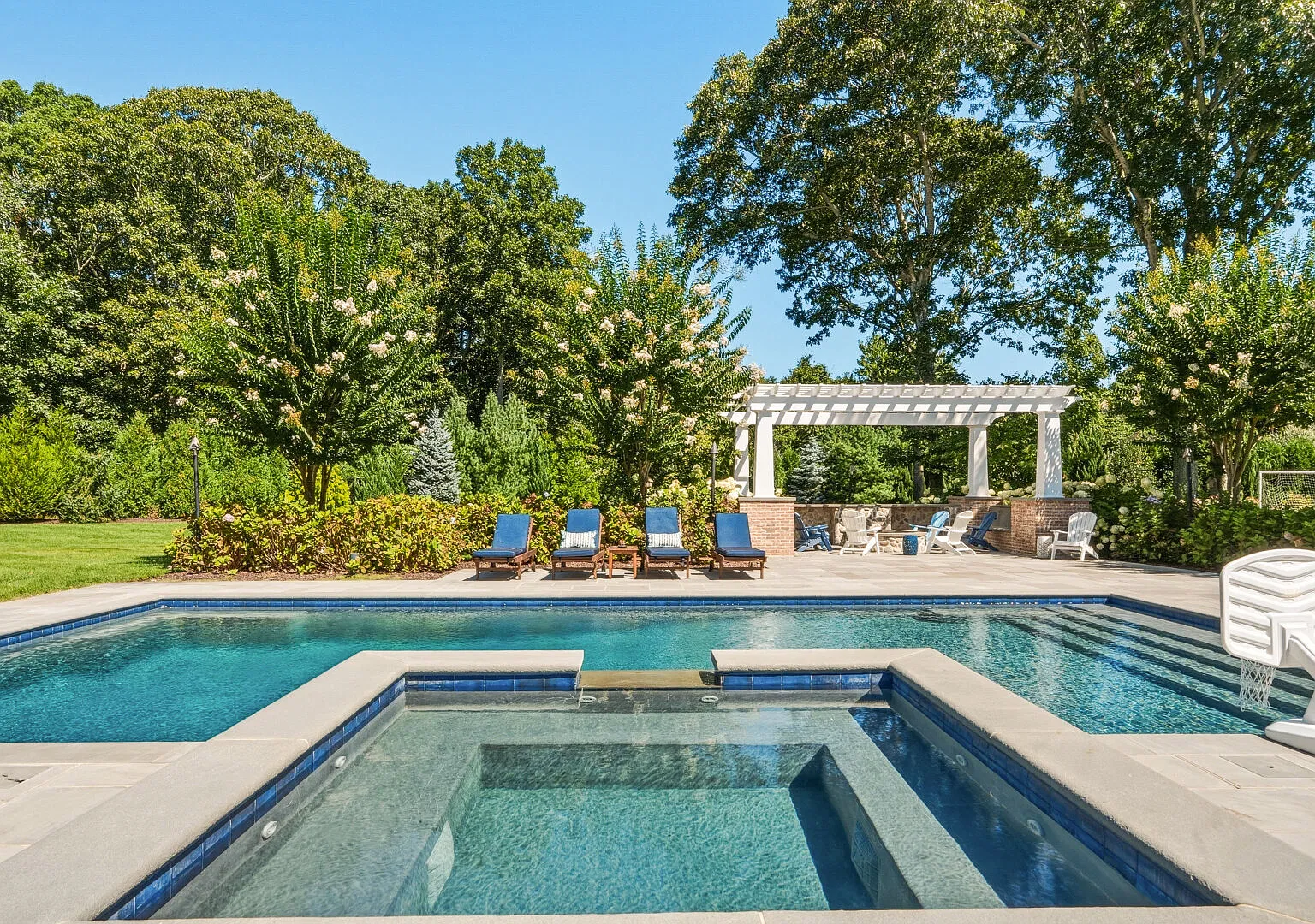 Luxury estate with a private pool, hot tub, movie theater, & gym — Photo 2