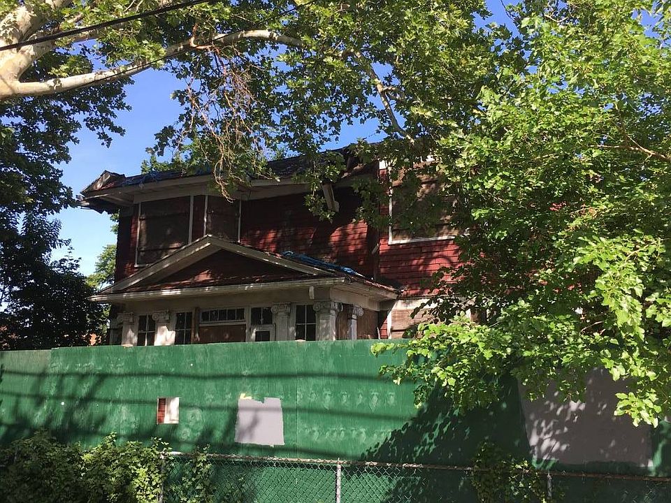 2nd image of 209 Park Ave