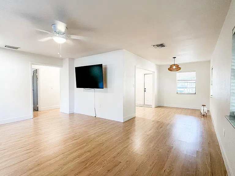 401 E Amelia Ave — Photo 10