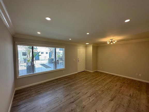 5th image of 2250 N Niagara St #101