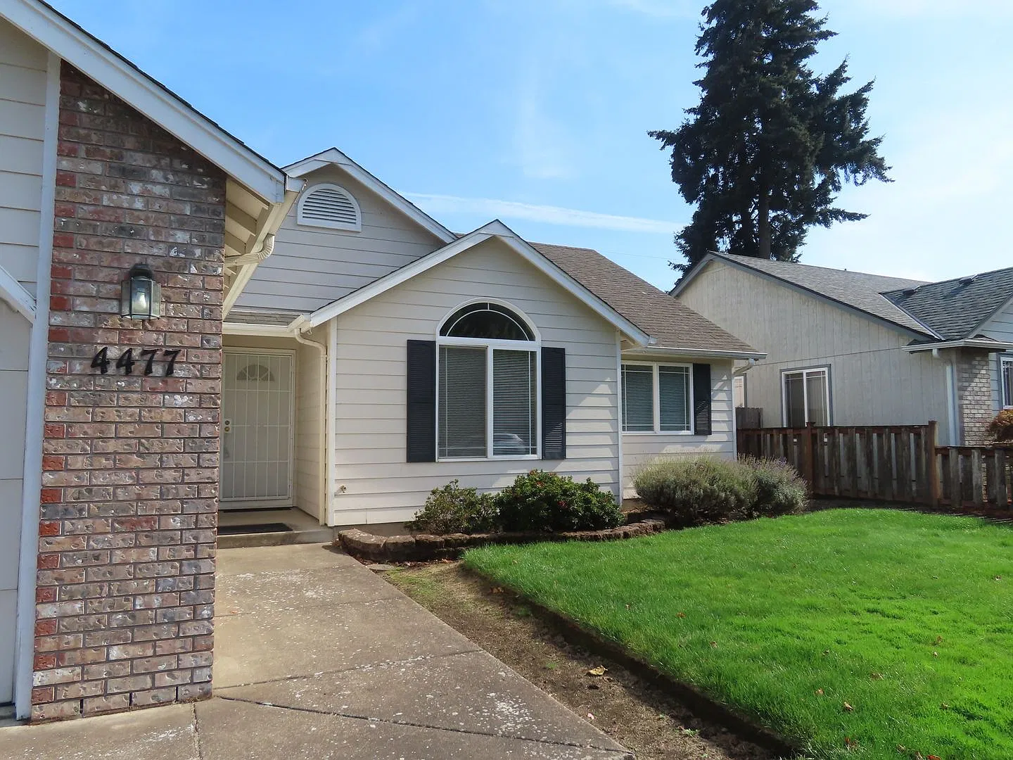 3 Bed, 2 Bath Home with 2-Car Garage & Covered Deck Santa Clara, Eugene — Photo 1