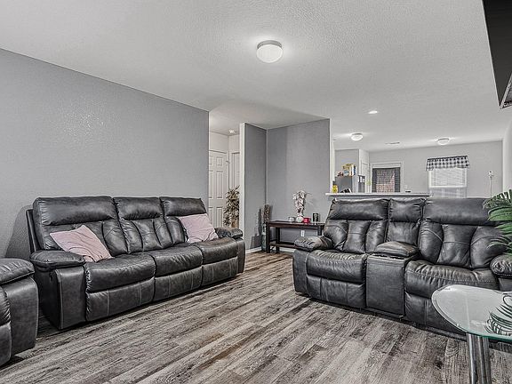 5th image of 320 Willow Pointe Ct