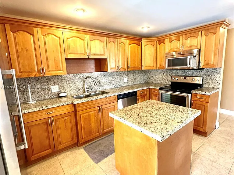 3101 SW 67th Ave — Photo 5