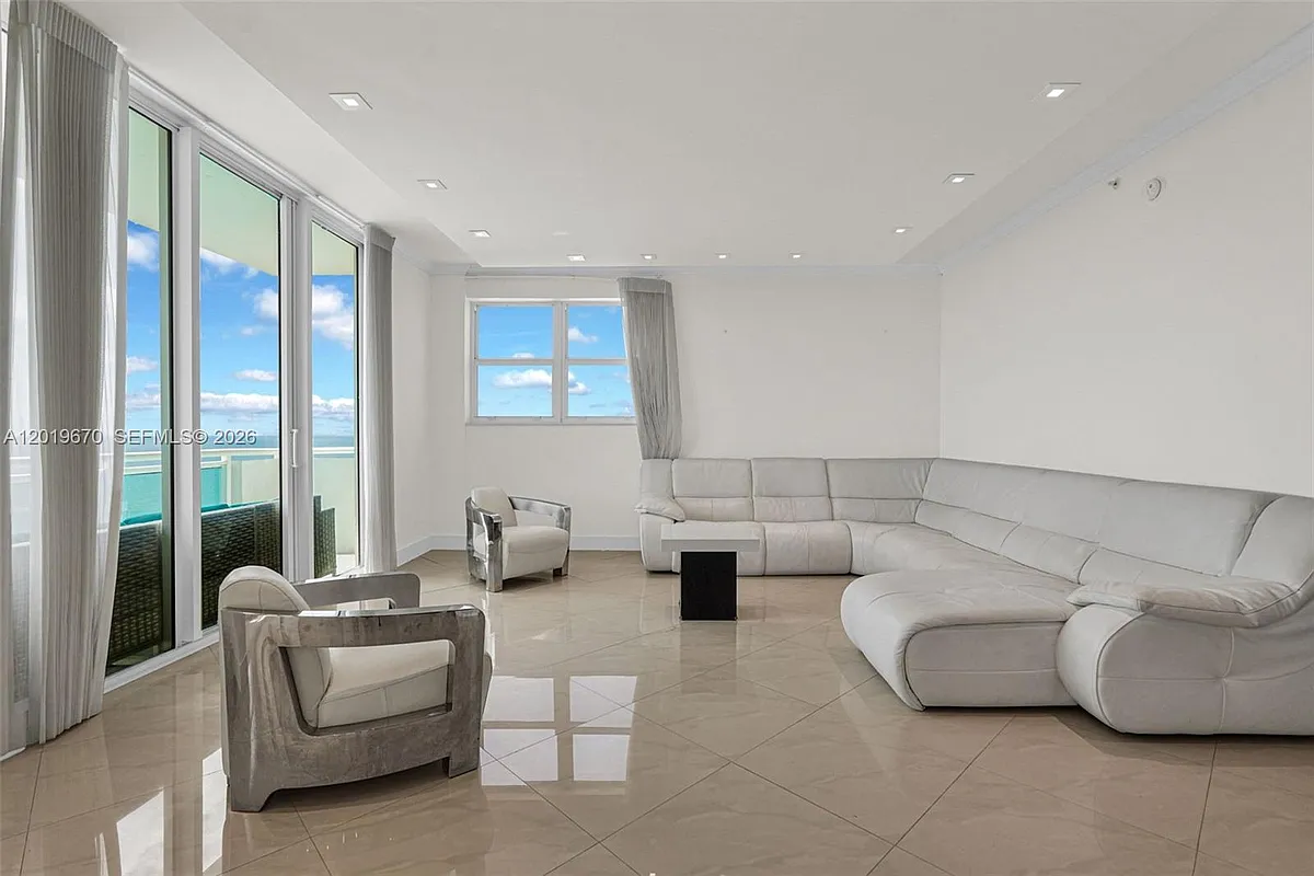 Building Photo - 3001 S Ocean Dr #1611