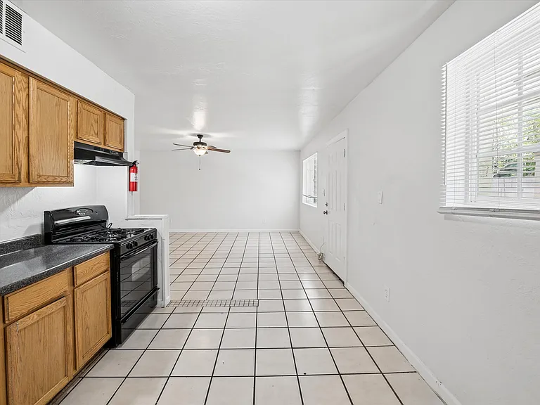 2133 W Adams St #3 — Photo 36