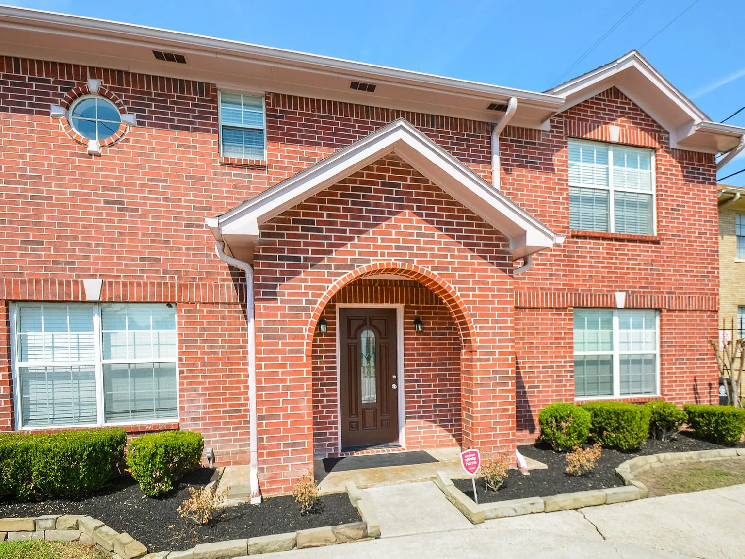 3 bed, 3.5 bath, 2748 sqft, $2,750 — Photo 2