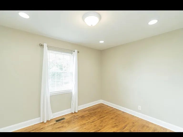 911 Crest Dr — Photo 18