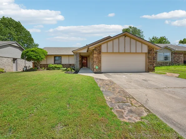 8948 E 56th Pl, Tulsa, OK 74145