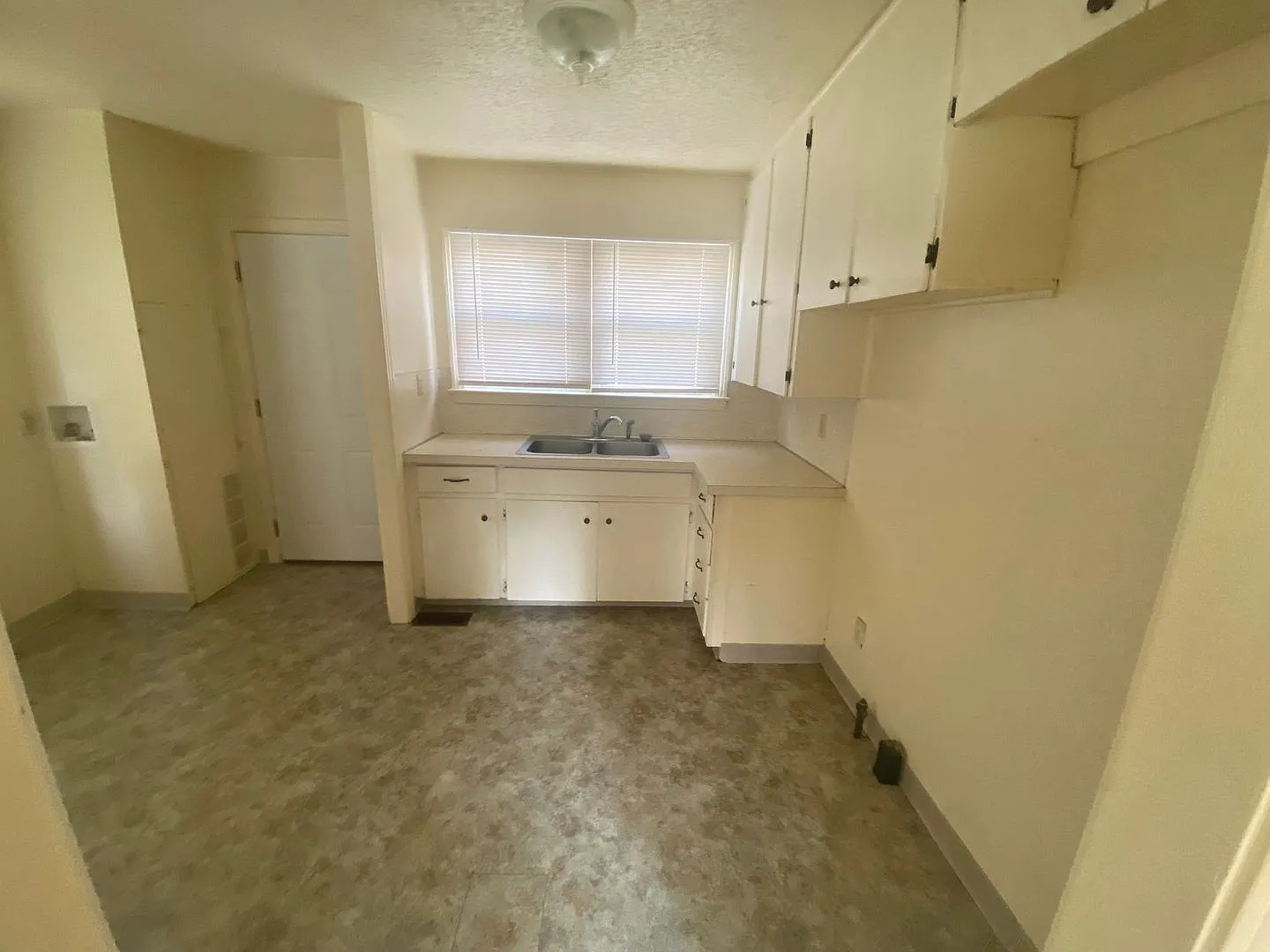 2 Bedroom, 1 Bathroom House with Detached Garage — Photo 4