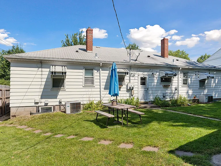 1660 Ford Pkwy — Photo 29