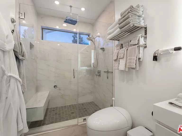 8601 W West Knoll Dr #5 — Photo 16