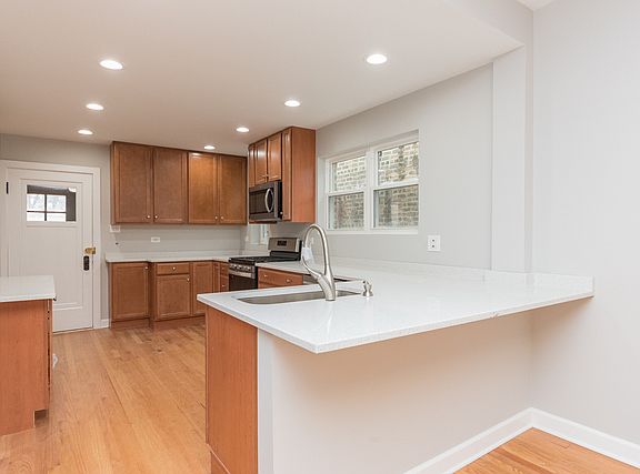 3rd image of 5651 N Rockwell St #2