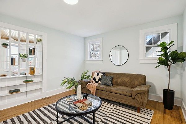 Middle living room