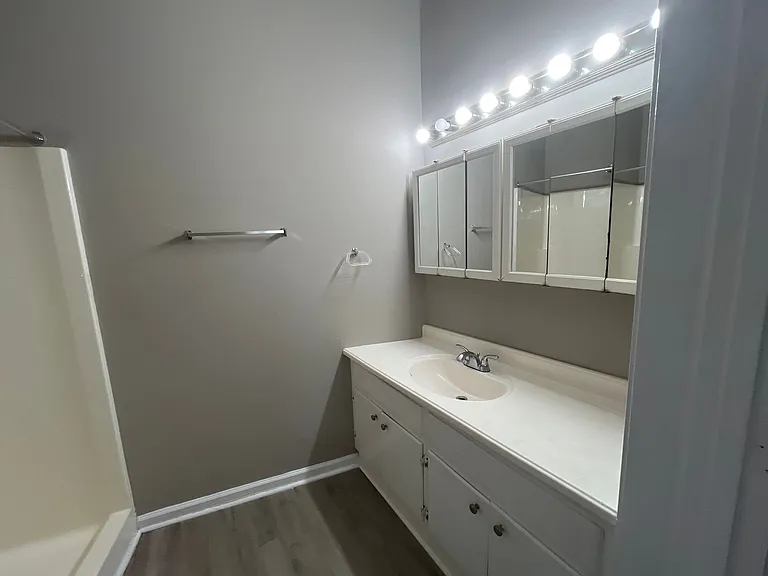 319 E Broadway St — Photo 6