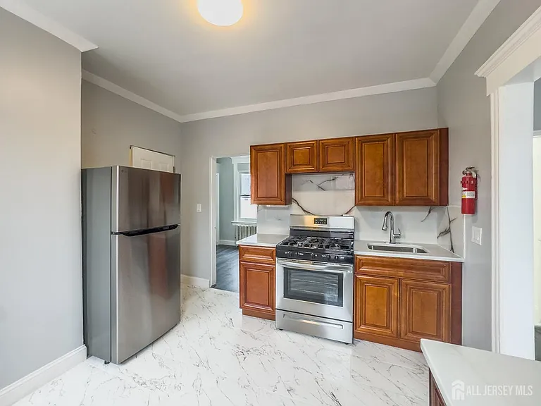 556 Roosevelt Ave #2 — Photo 7