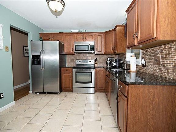 5th image of 17 Kennedy Dr