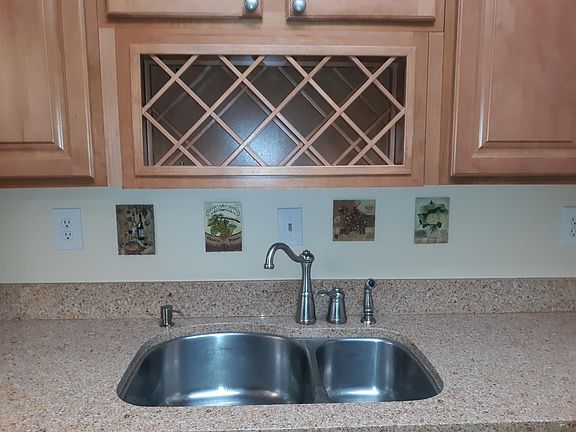 4th image of 916 Saint Andrews Reach APT D