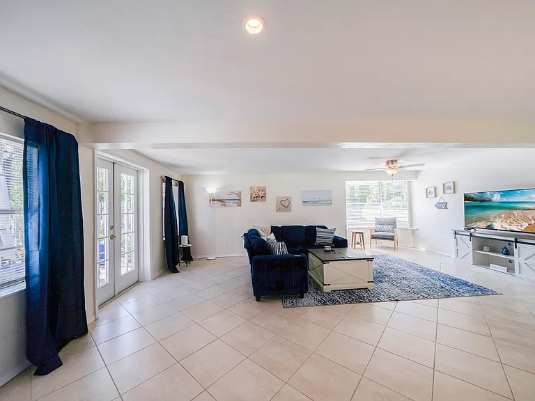 E Riverside Dr — Photo 9