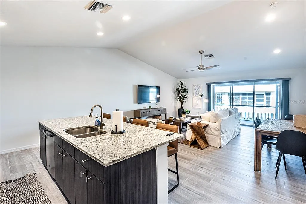 2 bed, 2.0 bath, 1377 sqft, $4,500 — Photo 3