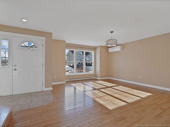 3rd image of 60 Christopher Cres