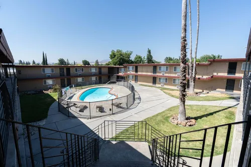 Oakridge Apartments Photo 1