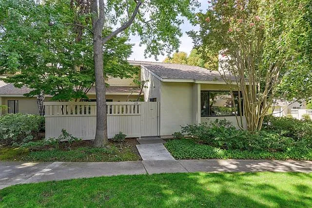 1211 Crescent Ter — Photo 1