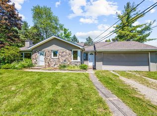 815 E Square Lake Rd, Troy, MI 48085