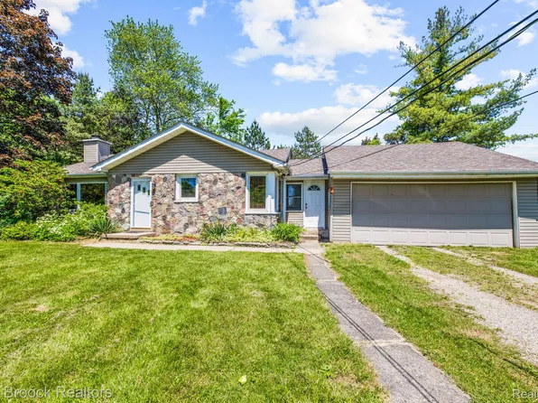 815 E Square Lake Rd, Troy, MI 48085