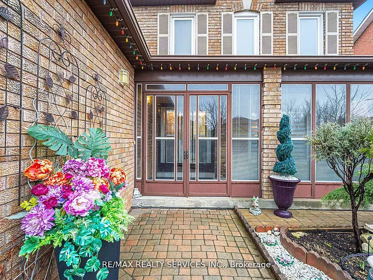 62 Fernbrook Cres — Photo 3
