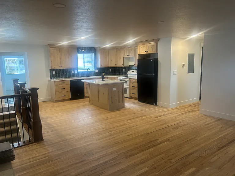 431 W Clark St — Photo 4
