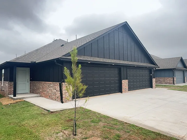 11425 University Dr — Photo 2