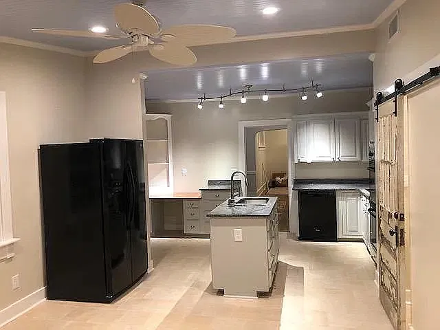 3 bed, 1.5 bath, 1796 sqft, $2,100 — Photo 3