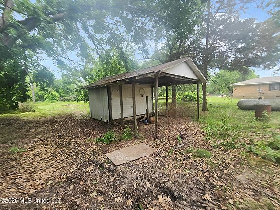 4th image of 443 Smith Rd