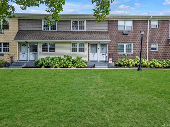 5206 Wilshire Lane #5206, Oakdale, NY 11769